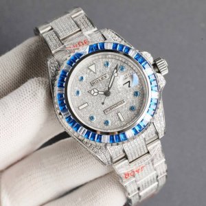 土豪版满钻水鬼 震撼来袭！ 劳力士Rolex水鬼系列，堪为宝石镶嵌腕表系列之瑰宝。 永恒黄金腕表镶嵌最珍稀的钻石，充分展现劳力士在宝石镶嵌方面的非凡技艺。 品牌