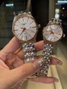 白壳 金壳 品牌：浪琴新款 卓越谐美 牵手面世 爆卖全城 类型：精品情侣腕表 顶级 跑量之王 表带：顶级精钢表带 舒适 机芯：进口石英机芯 精准 材料：蓝宝拱形