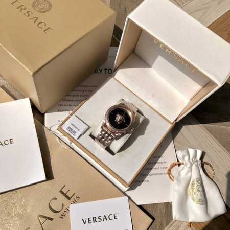 Original 范思哲 Versace 专柜新款verd系列，神秘时间石英男式腕表，表径～43Mm，简约双指针，镂空表壳，双层蓝宝石玻璃，表盘中央有3D美杜莎 - 点击图像关闭
