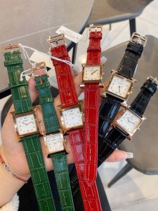 白壳 金壳 Hermes 爱马仕 Heure H系列 2022香港dfs环球免税店亮丽的颜色表带环绕独特的 H 型表壳 白色天然贝母数字面 纯手工打磨而成 采用