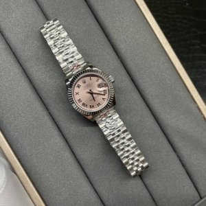 劳力士日志型28Mm 专为女性而设计的经典时计，技术而美观的结合不负期望，本次日志型28Mm再次从细节入手，本次特点： 1.外壳以最纯粹的904钢原材料制造Cn