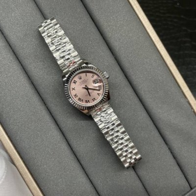 劳力士日志型28Mm 专为女性而设计的经典时计，技术而美观的结合不负期望，本次日志型28Mm再次从细节入手，本次特点： 1.外壳以最纯粹的904钢原材料制造Cn