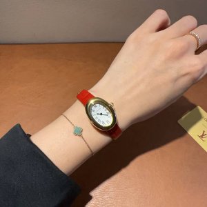 Cartier 卡地亚 Baignoire浴缸系列腕表 女神值得推荐的一款腕表 1典雅欧风浴缸形状 完美演绎卡地亚的经典美学 涌现腕表设计的焕新力量 2经典之作