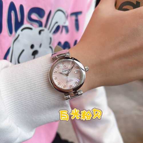 光圈：白 玫 钻圈：白 玫 Ladymatic系列的女性腕表全新绢丝带 是品牌首枚专为女性打造的腕表之一 作为优雅和精致的代名词 在上世纪可谓是引领时代潮流口