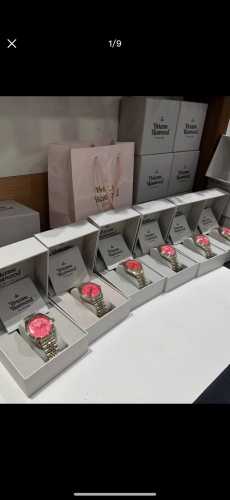 配盒 支持香港 美国直邮 Vivienne Westwood 西太后红龙果色玫红表盘 精钢表带粉色表盘 女士腕表 轻奢雕花红盘女表 众多好莱坞明星出席Vivie
