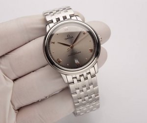 白皮： . 金20.钢带30. 升级原装坨 ，可选非原装坨30. 欧米茄-碟飞系列-情侣对表！正品开模，字面与正品一致采用太阳纹，弧面时刻丁玻璃升级为高清拱型双