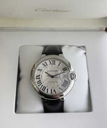 卡地亚蓝气球 Cartier Ballonbleu 原版开模 顶级 同步 类型：顶奢级男士自动机械腕表 镜面：镀膜镜面 指针：时，分，秒 表面：扭索纹银白字面 - 点击图像关闭