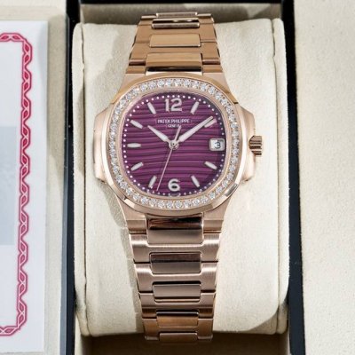 新款百达翡丽最美鹦鹉螺真钻版32尺寸超薄石英女士腕表！厚度 6.9Mm。下单即赠送表带一副，赠送便捷真皮收纳礼盒一套。最高版 pp鹦鹉螺7010系列！表壳整圈共