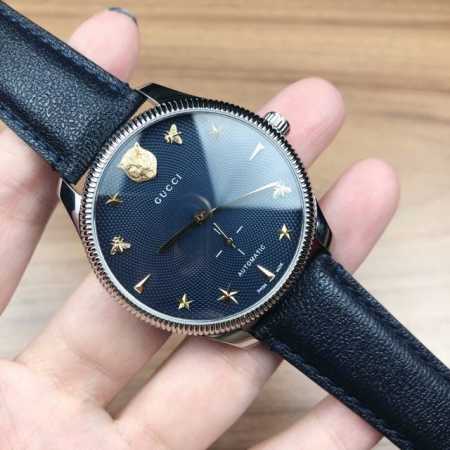 原盒:30 古驰新款，自动机械中性表，表径40Mm，精钢、滚花表圈，玑缕饰纹表面，蓝宝石水晶玻璃，黑色小牛皮可更换式，防水50米 - 点击图像关闭