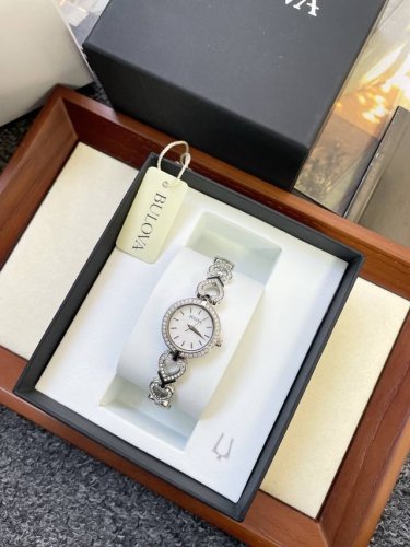 Bulova宝路华手表女 96X136 水晶心形手链表 宝路华以精准优雅著称是高端腕表经典之选 Bulova这款女士腕表 细带小巧气质小表盘 石英表 风靡欧美