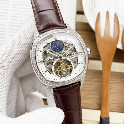 统一价 卡地亚 Cartier 精品男士腕表，大三针镂空飞轮月像设计，奢华满钻，尊贵大气，绅士风范，卓越品质，热卖全城。采用全自动机械机芯，顶级316精钢表壳，