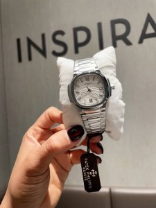 恭喜发财 白 金 钻圈30 人间小富婆得选择 时尚优雅女士鹦鹉螺7118系列。 这绝对是百达斐丽的毕业款啦 小红书刷不完的种草 简约素净 佩戴起来非常素雅大气 恭喜发财 白 金 钻圈30 人间小富婆得选择 时尚优雅女士鹦鹉螺7118系列。 这绝对是百达斐丽的毕业款啦 小红书刷不完的种草 简约素净 佩戴起来非常素雅大气