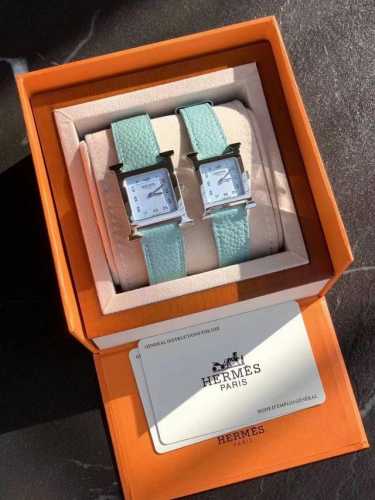 爱马仕 Hermes Heure H 系列腕表。吸引眼球的品牌首字母H表壳设计，不仅与品牌相呼应，更是独具匠心，具有强烈造型感；表盘以阿拉伯数字作刻度，进口石英