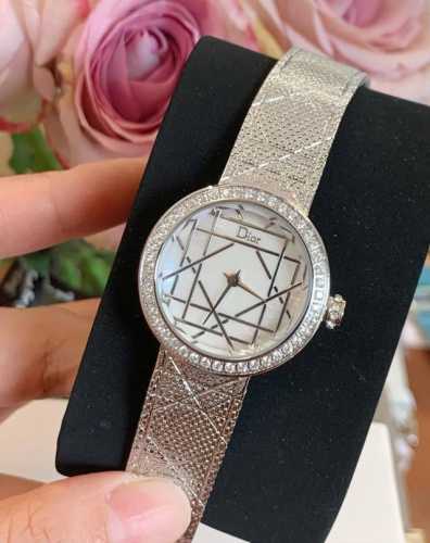 迪奥La D My Dior Cd04111X1248 Cd04115X1251系列腕表。优美的弧线设计，搭配两枚利落指针、便以其极简之风，成为迪奥的标志性作品