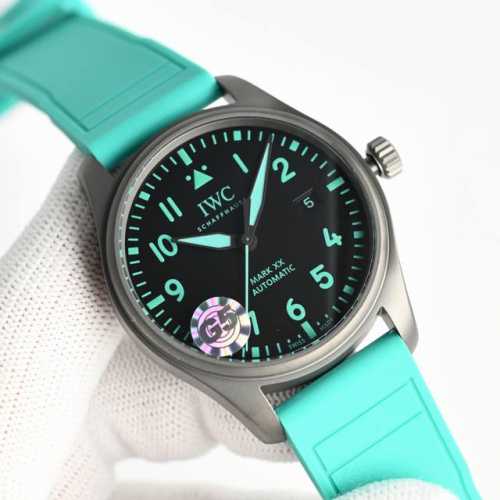G5 工厂p全新推出 Iwc 万国 Iw328210 马克二十系列 别名：Iwc-梅赛德斯- Amg马石油F1车队特别款 资料如下： 尺寸：40* 10.68