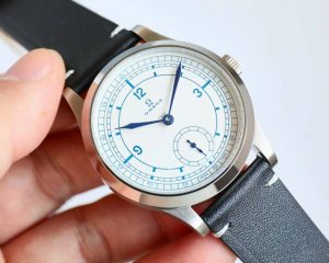 重磅推出 Omega 欧米茄 天文台系列 两针半 特别系列小三针手动机械 腕表 至臻天文台表径 39毫米，购入原版开模整体表壳采用青铜金材质打造打造，同步原装打