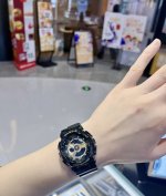 今天给大家分享超棒的组合。 配饰：卡西欧经典黑金手表 Ga-110Gb-1 那颜值，酷到没朋友。表盘黑金搭配，高级感满满，戴上它，瞬间化身时尚女王。