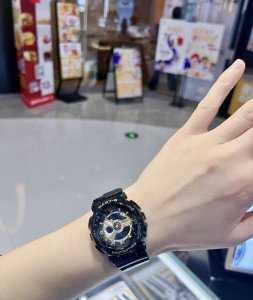 今天给大家分享超棒的组合。 配饰：卡西欧经典黑金手表 Ga-110Gb-1 那颜值，酷到没朋友。表盘黑金搭配，高级感满满，戴上它，瞬间化身时尚女王。