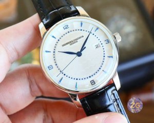 白1250 金1690江诗丹顿传承系列腕表升级版！该表搭载由原装9015。让表更显纤薄，频率为每小时振动28,800次对表壳的四个角弧度进行改善，表盘颜色弧度更