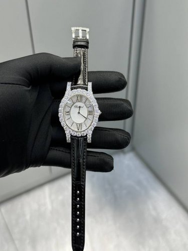 高定 肖邦Lheure Du Dlamant系列 狠货 原装开模 独家工艺 纯手工制作 镶嵌高品质18K白金厚渡 侧面镂空雕琢 真金真钻的即视感 满满细节 举手