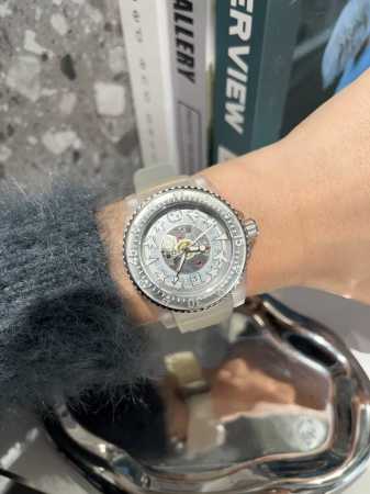 古驰 Gucci新款新款 Gucci Dive 系列腕表全新亮相 以潜水表为设计灵感 蜜蜂 星星 等元素点缀透明表盘 唤起本真记忆 在可持续工艺的加持下 这款腕 - 点击图像关闭