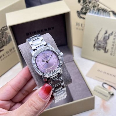 巴宝莉Burberry全新 The Britain英伦风尚系列女表，D独特的圆边八角形和与众不同的螺栓设计，完美演绎了Burberry 腕表臻品魅力， 螺旋式底