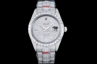 奢华极致满天星版本腕表904精钢打造，密镶顶级美钻，奢华品质的诠释，璀璨夺目，魅力绽放。表壳表链全镶满美钻，金光闪闪，机芯可选择2824机和国产，腕表尺寸42M