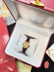 经典中的经典！卡地亚非常稀少的Diabolo系列 只有熟悉卡地亚的人才知道的型号！ 这款石英女款手表体积饱满的圆形表壳和 经典的表耳 突出的宝石表冠是Diabo