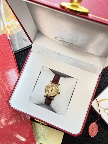 经典中的经典！卡地亚非常稀少的Diabolo系列 只有熟悉卡地亚的人才知道的型号！ 这款石英女款手表体积饱满的圆形表壳和 经典的表耳 突出的宝石表冠是Diabo