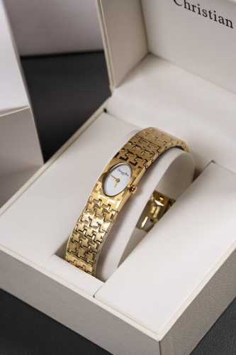 Diro中古表 高级感拉满 Vintage中古表带给我的惊喜 Dior千鸟格。Dior一直是优雅的代名词，但实在没想到中古表麦穗会这么好看。 没有很张扬，银色配