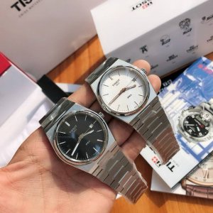 暮光银、夜幕黑 秉持创新源于传统的品牌理念，天梭表推出一款配备了“一体式精钢表链” 融表链，表耳，表壳于一体 的腕表，并为其配了酒桶型表壳。方寸之间却有匠心独运