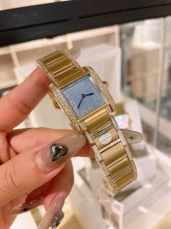 Cartier卡地亚1996年推出的法国坦克系列，表壳和表带连为一体的设计，让其成为卡地亚钟表设计的终极发展。其金属表带的锯齿状表带关节，意象式的展现了坦克履带 - 点击图像关闭