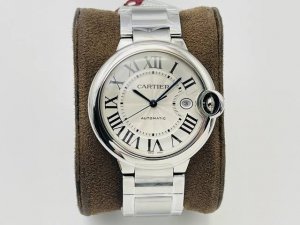 850专业为品质“升级”V8升级版 卡.地亚蓝气球系列腕表28Mm33Mm36Mm42Mm系列腕表！ 1 通透 更闪亮，更通透，日光下呈现独有的炫目火彩！ 2