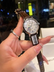 白 金 钢带+20 钻圈+20 欧米茄-Omega 女士腕表 进口石英机芯 316L精钢表壳 直径34Mm厚8Mm该款腕表备受女性喜爱，四季衣服搭配，尽显优雅在