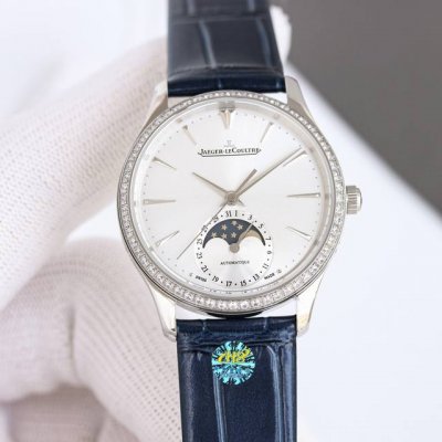 白壳 ，金壳 ，钻50 积家月相大师系列 表壳直径男款39Mm，女款34Mm厚度9.9Mm 与原装同步。六点钟的子盘拥有阳历阴历 月相 双期显示，月相一月转一圈