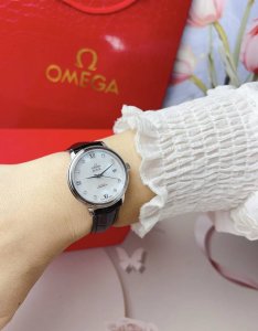 时尚石英女款 欧米茄 精美绝伦的蝶飞典雅系列女款，完美诠释了精雅与华美采用316精钢，质感一流字面采用珍珠贝母表盘，美得无与伦比原装进口石英机芯，质量保证指针采