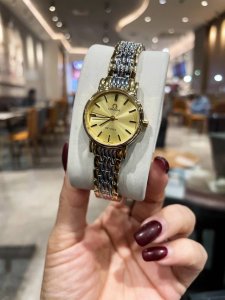 金 #中古欧米茄 Vintage西洋Omega简约小金豆，简直太别致了！小尺寸26Mm低调又不失细节的美，表盘刻度也太纤细秀气了吧！复古独特，上手不撞款，蓝宝石