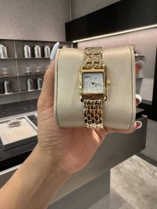 白 金 钻20 爱马仕 Hermes C系列最新款，独家表带夏季来炸！多亏了这只爱马仕！今天也是精致的打工人。 这只爱马仕 Cape Cod 系列真的绝了！每天