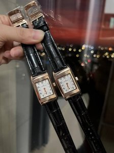 新款积家经典翻转系列高级女士腕表[飞吻][飞吻]精钢表壳，独特设计180度旋转翻盖，内置瑞士石英机芯，走时精准稳定！真皮表带，尺寸1比1 尺寸：23*34Mm