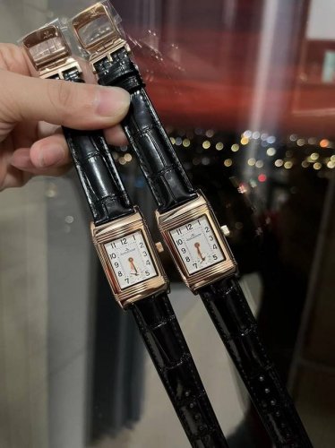 新款积家经典翻转系列高级女士腕表[飞吻][飞吻]精钢表壳，独特设计180度旋转翻盖，内置瑞士石英机芯，走时精准稳定！真皮表带，尺寸1比1 尺寸：23*34Mm