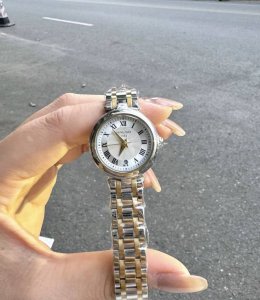 天梭出得新款嘉丽小美人系列，整体非常简洁，26Mm的表盘很精致小巧，厚度刚刚好！没有浪琴心月那么厚，不愧是小美人～戴起来也是非常好看的～值得入手手表之一。