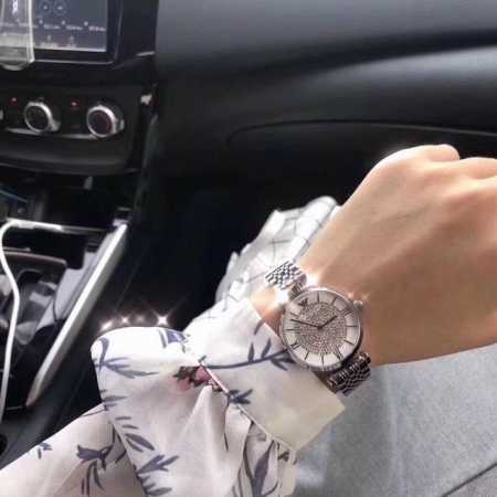 阿玛尼满天星银色，专柜什么样，我们就什么样。国际大牌，买一个送小姐姐，好贵大气，分分钟俘获小姐姐的芳心。 手表简洁大气的表盘镶嵌无数钻石就像漫天星辰光彩闪耀，气 - 点击图像关闭