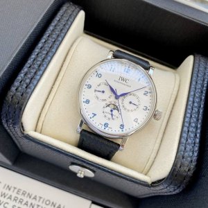 Iwc万国葡萄牙系列多功能月相6针，采用进口大精工作为基础机芯升级为3836-2改正品月相，而且走时稳定，返修率极低，这是复刻市场少有的耐操性复杂功能腕表。 D