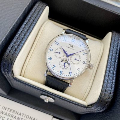 Iwc万国葡萄牙系列多功能月相6针，采用进口大精工作为基础机芯升级为3836-2改正品月相，而且走时稳定，返修率极低，这是复刻市场少有的耐操性复杂功能腕表。 D