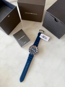 阿玛尼2025太阳能腕表｜光能驱动 精准永续 Ar11696 43.5Mm运动表盘｜22Mm蓝色运动硅胶表带 银白色表壳搭配可转动蓝色刻度表圈，蓝色放射纹表盘与