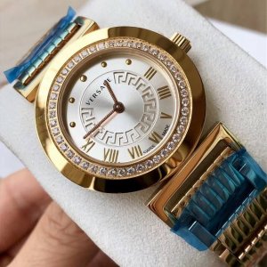 原盒:50 范思哲 P5Q镶钻石英女表，外圈饰有希腊回纹，以罗马数字及圆点显示时间，传承经典复古、色彩多样，细节极其出众，带全套包装出！