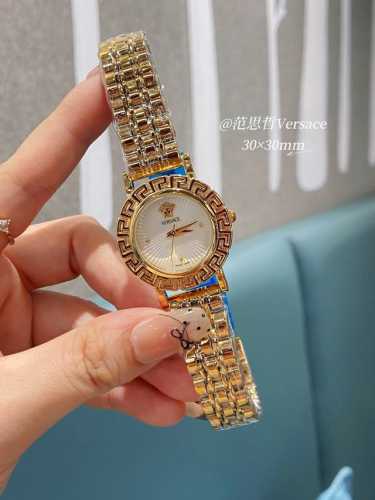 范思哲 Versace V-Motif 系列腕表 复古Logo颇具即时的视觉吸引力 搭配品牌标志性的美杜莎 图案作为主要的设计元素 点缀于表盘之上 占据表盘的刻