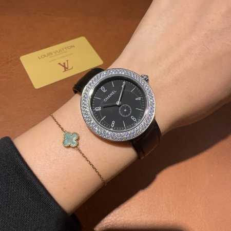 Chanel香奈儿，蓝宝耐刮镜面瑞士进口石英机芯，尺寸：37.5Mm ，厚度：10Mm，她远比你想象中美丽 - 点击图像关闭