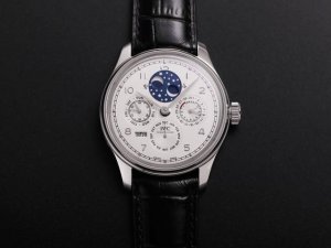 V9 Iwc 万国 葡萄牙系列 真万年历，复刻界第一支万年历万国，采用进口大精工作为基础机芯升级为52610机芯副本，不但实现了万年历大部分功能而且走时稳定，返