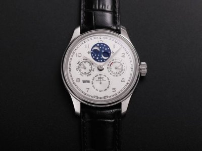 V9 Iwc 万国 葡萄牙系列 真万年历，复刻界第一支万年历万国，采用进口大精工作为基础机芯升级为52610机芯副本，不但实现了万年历大部分功能而且走时稳定，返